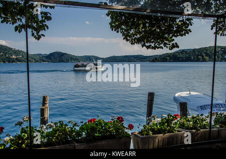 Isola San Giulio oder die Insel San Giulio ist eine Insel innerhalb der Ortasee im Piemont im Nordwesten Italiens. Stockfoto