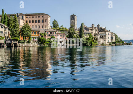 Orta See ist einer der schönsten italienischen Seen. Isola San Giulio oder die Insel San Giulio ist eine Insel innerhalb der Ortasee im Piemont. Stockfoto