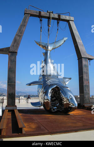 Riesige chrom Haifisch Skulptur am Aquarium. Monaco Stockfoto