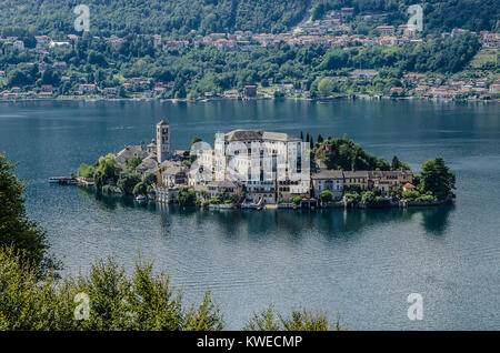 Orta See ist einer der schönsten italienischen Seen. Isola San Giulio oder die Insel San Giulio ist eine Insel innerhalb der Ortasee im Piemont. Stockfoto