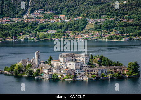 Orta See ist einer der schönsten italienischen Seen. Isola San Giulio oder die Insel San Giulio ist eine Insel innerhalb der Ortasee im Piemont. Stockfoto
