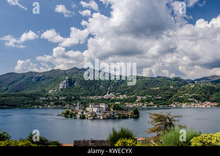 Orta See ist einer der schönsten italienischen Seen. Isola San Giulio oder die Insel San Giulio ist eine Insel innerhalb der Ortasee im Piemont. Stockfoto