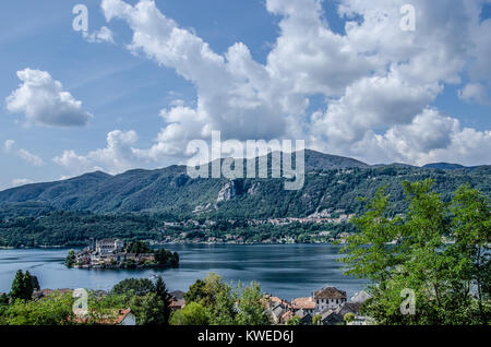 Orta See ist einer der schönsten italienischen Seen. Isola San Giulio oder die Insel San Giulio ist eine Insel innerhalb der Ortasee im Piemont. Stockfoto