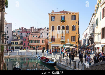 Strada Nova und Campo della Maddalena, Cannaregio, Venice, Italien mit Massen von Touristen, bunte mittelalterliche Häuser und einer Gondel auf Rio della Maddalen Stockfoto