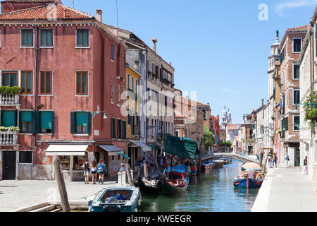 Rio de San Barnaba und Campo San Barnaba, Dorsoduro Venedig, Venetien, Italien eine malerische zurück Kanal an einem heißen Sommertag Stockfoto