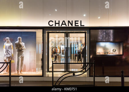 Chanel store Exterieur und Schaufenster bei Nacht beleuchtet an der Croisette in Cannes, Côte d'Azur, Frankreich Stockfoto