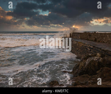 Sonnenuntergang am Portwrinkle in South East Cornwall während der Goldenen Stunde. Stockfoto