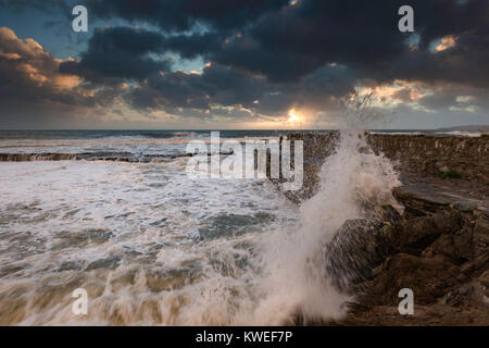 Sonnenuntergang am Portwrinkle in South East Cornwall während der Goldenen Stunde. Stockfoto