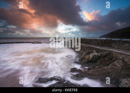 Sonnenuntergang am Portwrinkle in South East Cornwall während der Goldenen Stunde. Stockfoto