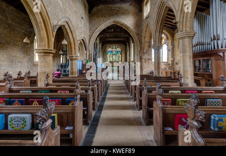 Der Innenraum der Kirche St. Maria, Great Brington, Northamptonshire, Großbritannien; am besten bekannt für die Assoziation mit der Spencer Familie von Althorp. Stockfoto