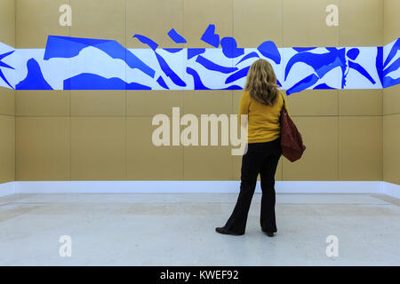 Besucher suchen Bei 'La Piscine" (Schwimmbad), Zimmer Größe Cut-out von Henri Matisse, das Matisse Museum, Nizza, Frankreich, Redaktion nur Stockfoto