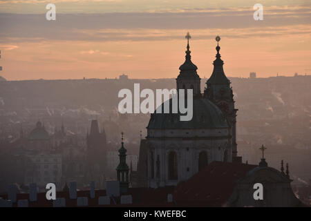 Sonnenaufgang auf dem Dach Blick auf Winter Prag Stockfoto