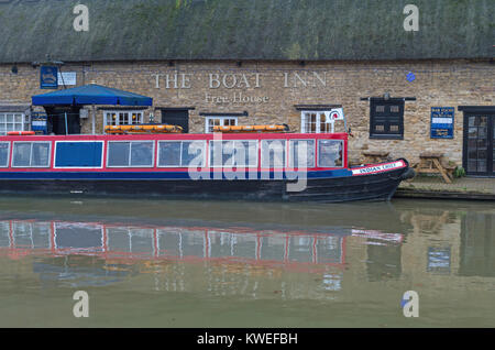 Die Yacht Inn, ein frei Haus am Kanal, mit einem schmalen Boot namens Indian Chief vor Anker; Stoke Bruerne, Northamptonshire, England, Großbritannien Stockfoto