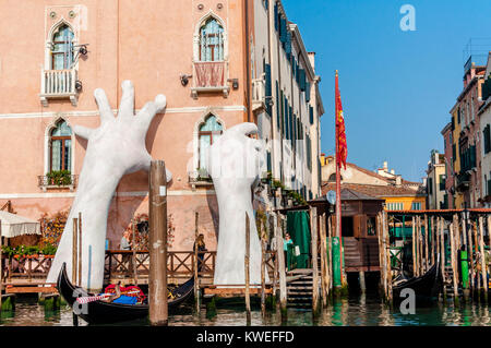 Riesige Hände Skulptur steigen aus dem Wasser in Venedig Klimawandel zu markieren. Stockfoto