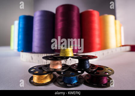 Maßgeschneiderte Versorgung; Garne Spulen, mesure und Rollen Stockfoto