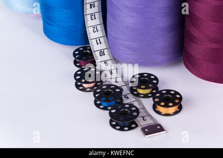 Maßgeschneiderte Versorgung; Garne Spulen, mesure und Rollen Stockfoto
