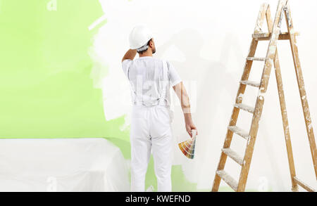 Maler Mann bei der Arbeit mit den Farbmustern Proben, Wandmalerei Farbe grün ökologische Konzept, Web Banner Vorlage Stockfoto