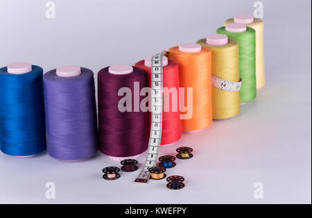 Maßgeschneiderte Versorgung; Garne Spulen, mesure und Rollen Stockfoto