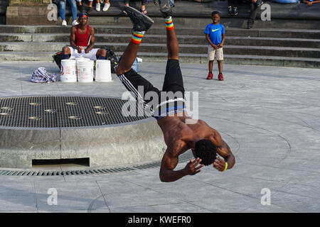 Akrobatische Straße Leistung in Greenwich Village Washington Square Park, New York City. Stockfoto