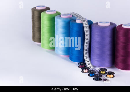 Maßgeschneiderte Versorgung; Garne Spulen, mesure und Rollen Stockfoto