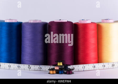 Maßgeschneiderte Versorgung; Garne Spulen, mesure und Rollen Stockfoto