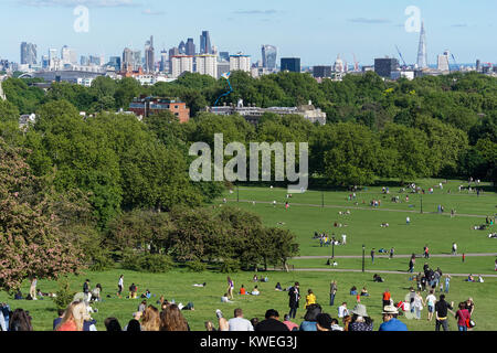 London Skyline von Primrose Hill an einem sonnigen Frühlingstag. Stockfoto