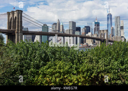 Skyline von Lower Manhattan und Brooklyn Bridge an einem sonnigen Tag aus Brooklyn Bridge Park in New York City gesehen. Stockfoto