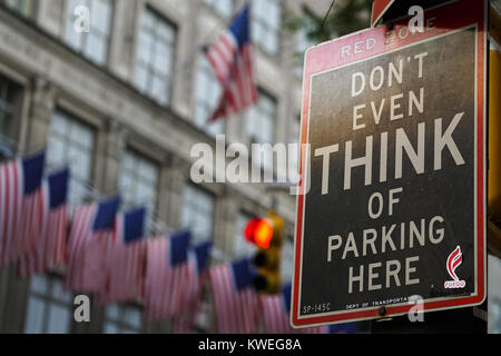 Denken Sie nicht einmal Parken hier Warnschild auf der Fifth Avenue in New York City. Stockfoto