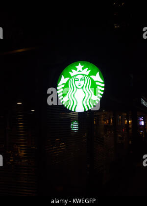 Beleuchtete Starbucks Zeichen Stockfoto