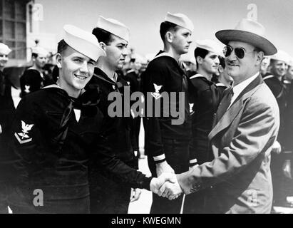 Igor Sikorsky (1889 - 1972) Entwickler der ersten erfolgreichen Hubschrauber, schüttelt Hände mit seinem Sohn, Sergei, der Ausbildung an einer US Coast Guard Air Station in der Nähe von New York City ist, am 22. November 1944. Die Russische geboren Erfinder war die Teilnahme an einer Demonstration der Nutzung des Sikorsky Hubschrauber für Air-Sea Rescue operations. Stockfoto