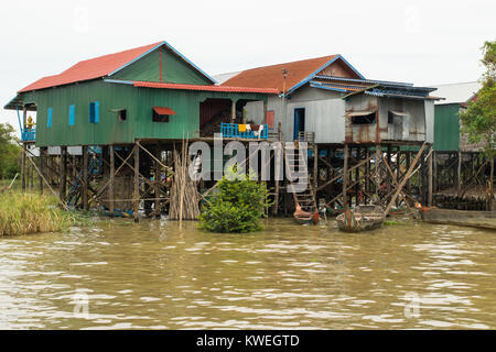 Holz und Metall Siedlung, Gruppe der Häuser Gebäude auf Stelzen, Kampong Phluk floating Village, Tonle Sap See, Siem Reap, Kambodscha, Südostasien Stockfoto