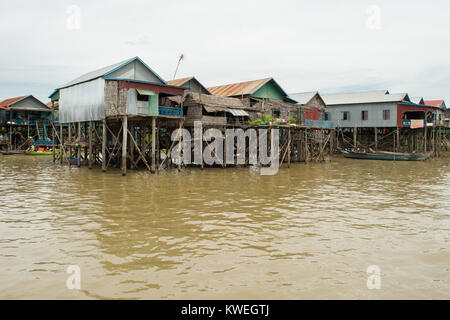 Holz und Metall Siedlung, Gruppe der Häuser Gebäude auf Stelzen, Kampong Phluk floating Village, Tonle Sap See, Siem Reap, Kambodscha, Südostasien Stockfoto