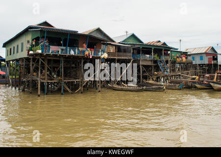 Holz und Metall Siedlung, Gruppe der Häuser Gebäude auf Stelzen, Kampong Phluk floating Village, Tonle Sap See, Siem Reap, Kambodscha, Südostasien Stockfoto