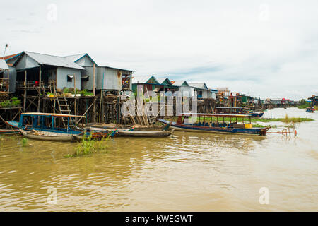 Holz und Metall Siedlung überflutet ertrunken Dorf auf Stelzen, Kampong Phluk floating Village, Tonle Sap See, Siem Reap, Kambodscha, Südostasien Stockfoto