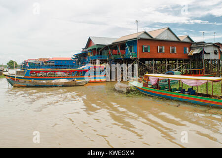 Holz und Metall Siedlung, Gruppe der Häuser Gebäude auf Stelzen, Kampong Phluk floating Village, Tonle Sap See, Siem Reap, Kambodscha, Südostasien Stockfoto