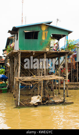 Holz und Metall Haus Gebäude überflutet drwoned Dorf auf Stelzen, Kampong Phluk floating Village, Tonle Sap See, Siem Reap, Kambodscha, Südostasien Stockfoto