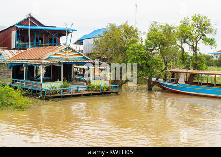 Holz und Metall Haus Gebäude überflutet drwoned Dorf auf Stelzen, Kampong Phluk floating Village, Tonle Sap See, Siem Reap, Kambodscha, Südostasien Stockfoto