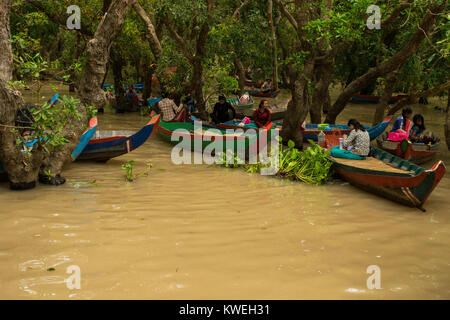 Kambodschanischen Frauen warten Kunden und Touristen auf einem Boot Kanu Reise unter den Fluten ertrunken Floating bäume wald von Kampong Phluk, Siem Reap zu gehen Stockfoto