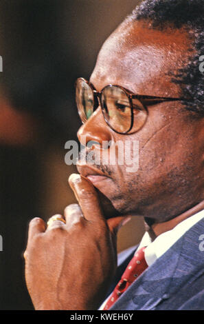 Richter Clarence Thomas bezeugt, die während der Anhörung vor dem US-Senat Justiz Ausschuss ihm als Gerechtigkeit Mitarbeiter des US Supreme Court in den USA Senat Caucus Zimmer in Washington, DC am 10. September 1991 zu bestätigen. Thomas war für die Position von US-Präsident George H.W. nominiert Bush am 1. Juli 1991 zu ersetzen, das Zurückziehen der Gerechtigkeit Thurgood Marshall. Credit: Arnie Sachs/CNP/MediaPunch Stockfoto