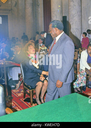 Richter Clarence Thomas und seine Frau, Virginia, vor seiner geben Zeugnis während der Verhandlung vor dem US-Senat Justiz Ausschuss ihm als Gerechtigkeit Mitarbeiter des US Supreme Court in den USA Senat Caucus Zimmer in Washington, DC am 11. September 1991 zu bestätigen. Thomas war für die Position von US-Präsident George H.W. nominiert Bush am 1. Juli 1991 zu ersetzen, das Zurückziehen der Gerechtigkeit Thurgood Marshall. Credit: Arnie Sachs/CNP/MediaPunch Stockfoto