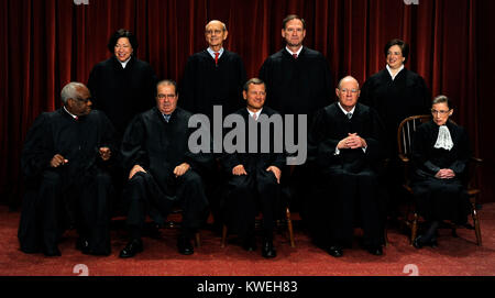 Die Richter des Supreme Court der Vereinigten Staaten sitzen für eine formelle Gruppe Foto im Osten Konferenzraum der Oberste Gerichtshof in Washington am Freitag, 8. Oktober 2010. Die Richter (vordere Reihe von links) Clarence Thomas, Antonin Scalia, John G. Roberts (Chief Justice), Anthony Kennedy, Ruth Bader Ginsburg; (hintere Reihe von links) Sonia Sotomayor, Stephen Breyer, Sameul Alito und Elena Kagan, das neueste Mitglied des Hofes, vor. . Credit: Roger L. Wollenberg-Pool über CNP/MediaPunch Stockfoto