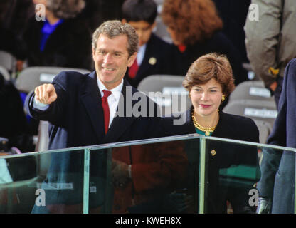 Geschäftsmann George W. Bush Wellen vom Podium vor seinem Vati, Usa-Präsidenten George H.W. Bush, vereidigte als 41. Präsident der Vereinigten Staaten im US Capitol am 20. Januar 1989. Am Recht ist seine Frau Laura Bush. Credit: Arnie Sachs/CNP/MediaPunch Stockfoto