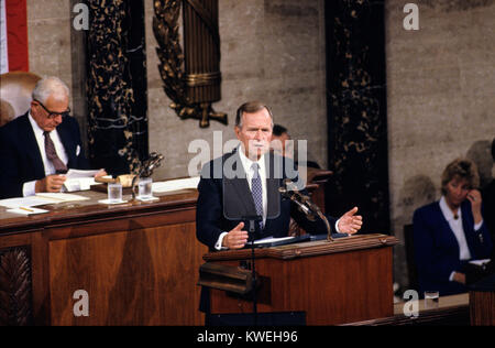 Präsidenten der Vereinigten Staaten George H.W. Bush spricht von einer gemeinsamen Sitzung des US-Kongresses über die Situation im Irak und am Persischen Golf und auf das Defizit des Bundes im Kapitol in Washington, D.C. am 11. September 1990. Credit: Ron Sachs/CNP/MediaPunch Stockfoto