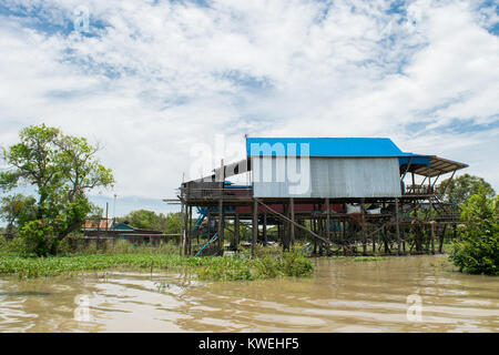 Häuser in Kampong Phluk schwimmenden Dorf, auf Stelzen über dem Wasser ausgesetzt, der Tonle Sap See Aue, in der Nähe von Siem Reap, Kambodscha, Südostasien Stockfoto