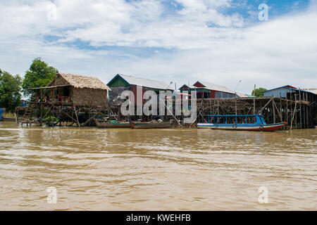 Holz und Metall Siedlung überflutet ertrunken Dorf auf Stelzen, Kampong Phluk floating Village, Tonle Sap See, Siem Reap, Kambodscha, Südostasien Stockfoto