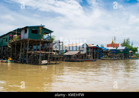 Pagode top hinter Siedlung ertrunken Dorf auf Stelzen überschwemmt, Kampong Phluk floating Village, Tonle Sap See, Siem Reap, Kambodscha, Südostasien Stockfoto