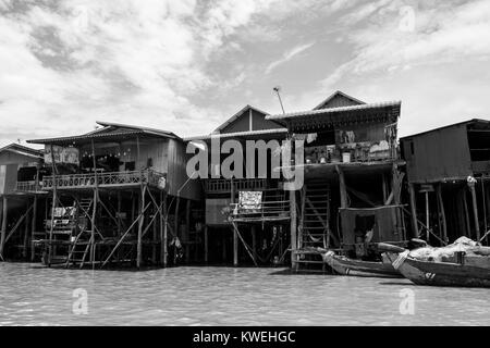 Holz und Metall Siedlung überflutet ertrunken Dorf auf Stelzen, Kampong Phluk floating Village, Tonle Sap See, Siem Reap, Kambodscha, Südostasien Stockfoto