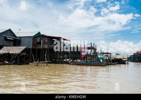 Holz und Metall Siedlung überflutet ertrunken Dorf auf Stelzen, Kampong Phluk floating Village, Tonle Sap See, Siem Reap, Kambodscha, Südostasien Stockfoto