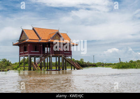 Eine orange und rote Gebäude auf Stelzen, schwebenden, auf dem Tonle Sap Fluss See, in Kampong Phluk Village, Siem Reap, Kambodscha, Südostasien Stockfoto