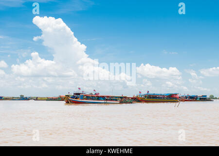 Lange Boote verbunden und günstig in der Nähe der Ufer des Tonle Sap See, für Touristische Verkehrsmittel Kampong Phluk schwimmenden Dorf, Siem Reap, Kambodscha Stockfoto